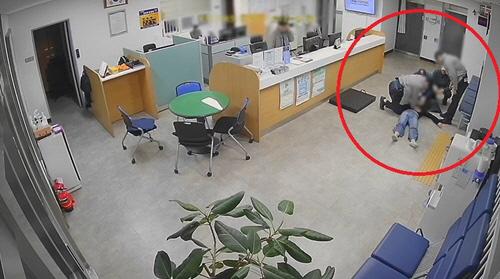 성남위례파출소에서 배연운 경장이 심폐소생술을 하는 모습.<경기남부경찰청 제공, 연합뉴스>